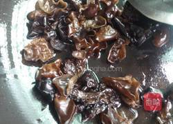 黑木耳火腿黄秋葵的做法图解5