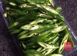 辣椒炒肉的做法图解1