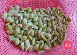 鲜黄豆炒腊肉的做法图解1