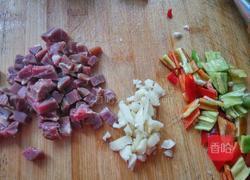 鲜黄豆炒腊肉的做法图解2