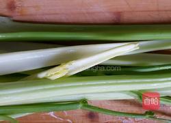 芹菜炒肉的做法图解1