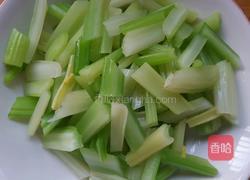 芹菜炒肉的做法图解3