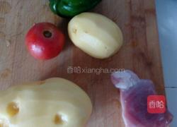 土豆片西红柿炒辣椒的做法图解1