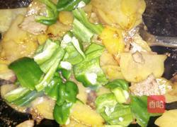 土豆片西红柿炒辣椒的做法图解6