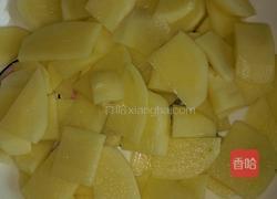 土豆烩火腿肠的做法图解1