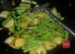 土豆炖豆角的做法图解3