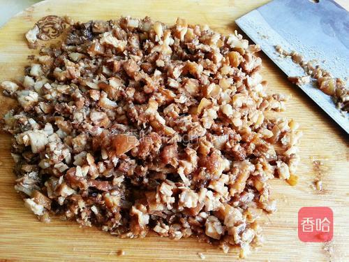 将五花肉剁成肉酱