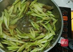 芹菜炒肉的做法图解9