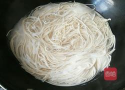 鸡蛋卷心菜炒面条的做法图解1
