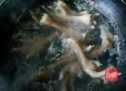 花生炖鸡爪的做法图解2