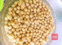 黄豆山药海带猪蹄汤的做法图解1