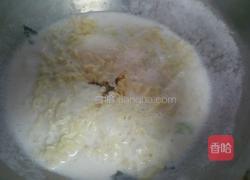 牛奶煮鲜虾鱼板面的做法图解4
