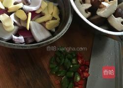 小鸡炖蘑菇的做法图解1