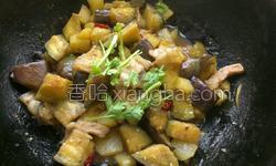 土豆茄子怎么炖得软烂 MjUwX2MxXzA