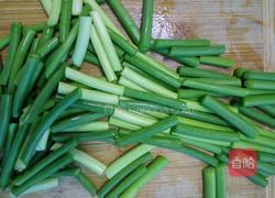 蒜苔炒火腿的做法图解2