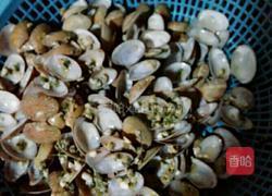 蛤蜊炒韭菜的做法图解1