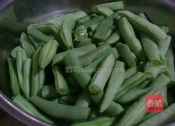 豆角炒鸡肉的做法图解1