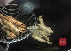 炸小沙丁鱼的做法图解5