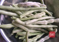四季豆烧土豆的做法图解1