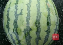 西瓜切块的做法图解1
