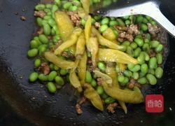 肉沫泡椒炒毛豆的做法图解7