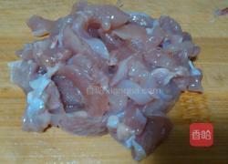 蒜苗炒鸡肉的做法图解2