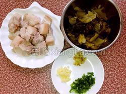 在家怎么做酸菜炖五花肉 MjUwX2MxXzA