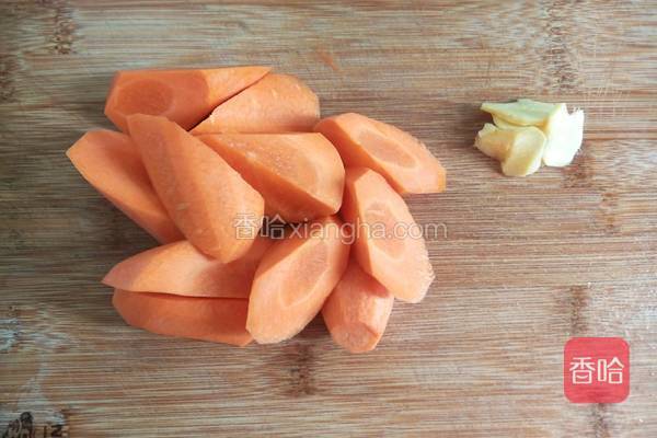  胡萝卜去皮，切滚刀块，姜切片，白扁豆洗净，备用 
