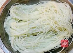 酸辣米线的做法图解6