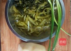 酸菜洋芋汤的做法图解1