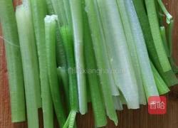 凉拌芹菜牛肉卷的做法图解1