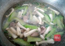 斗鸡菇丝瓜肉片汤的做法图解11