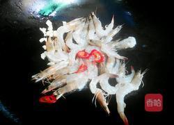 开边基围虾的做法图解2