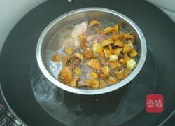 巴西菇炖土鸡的做法图解3
