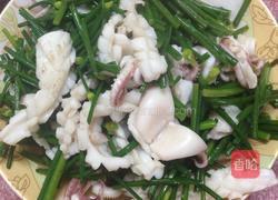 韭菜花炒鱿鱼的做法图解4