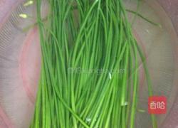 韭菜花炒鱿鱼的做法图解1