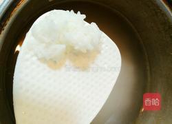 皮蛋瘦肉粥的做法图解2