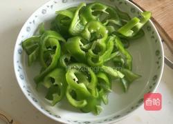 尖椒炒肥肠的做法图解1