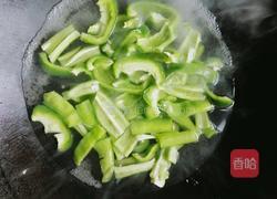 青椒芹菜鱿鱼的做法图解3