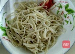 西红柿芝士辣酱面的做法图解1