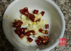 罐头鲮鱼炒麦菜的做法图解2