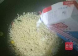 牛奶煮鲜虾鱼板面的做法图解4