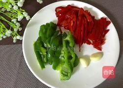 青椒炒鸡蛋的做法图解1