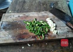 辣椒炒筒子骨肉的做法图解2