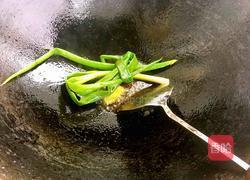 雪菜笋丝毛豆米烧杂鱼的做法图解1
