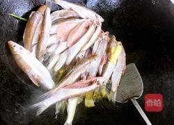 雪菜笋丝毛豆米烧杂鱼的做法图解2