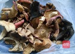 农家野生菌炖鸡的做法图解1