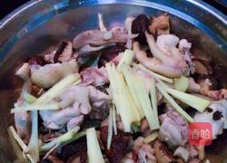 墨鱼香菇干锅闷鸡的做法图解2