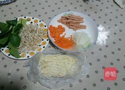 蔬菜炒面的做法图解1