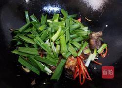蒜苗炒腊鱼块的做法图解7